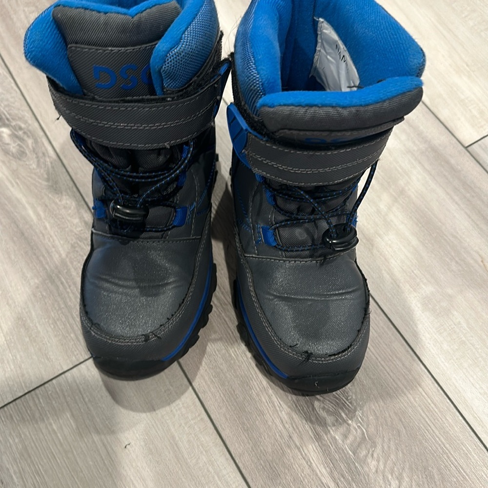 Snow boots size 1 DSG